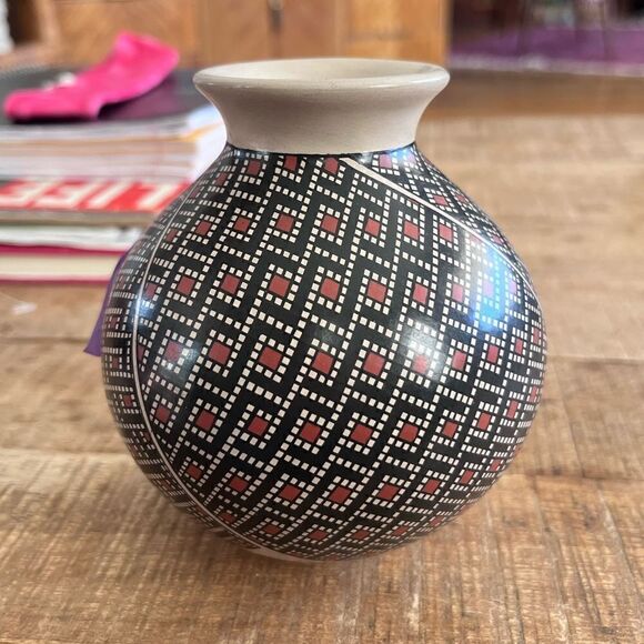 Mata Ortiz Pottery | Handmade Painted and Etched small vase by Tati Ortiz - Picture 3 of 7